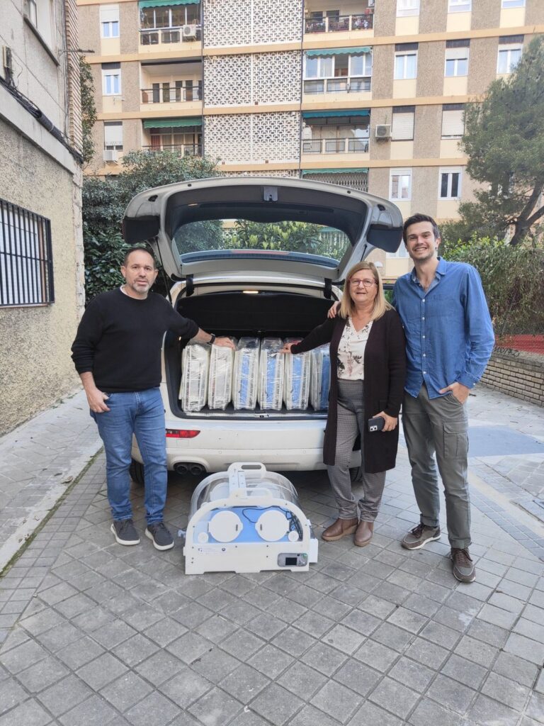 Voluntarios cargan incubadoras IncuNest en un coche para su envío