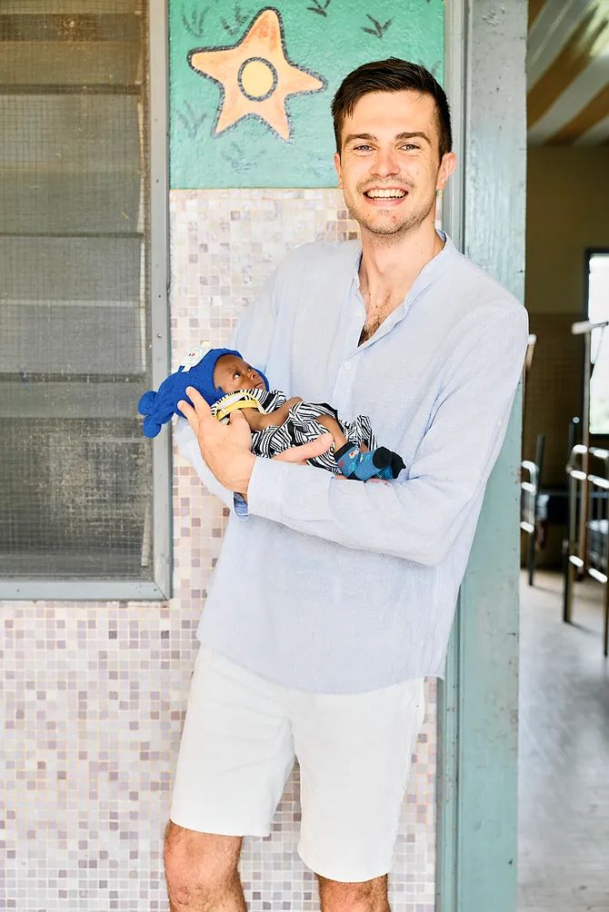 Pablo Sánchez con Romeo, bebé prematuro atendido en una IncuNest en Afagnan (Togo)