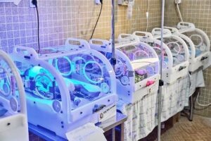 Fila de incubadoras IncuNest encendidas en el hospital de Afagnan (Togo)