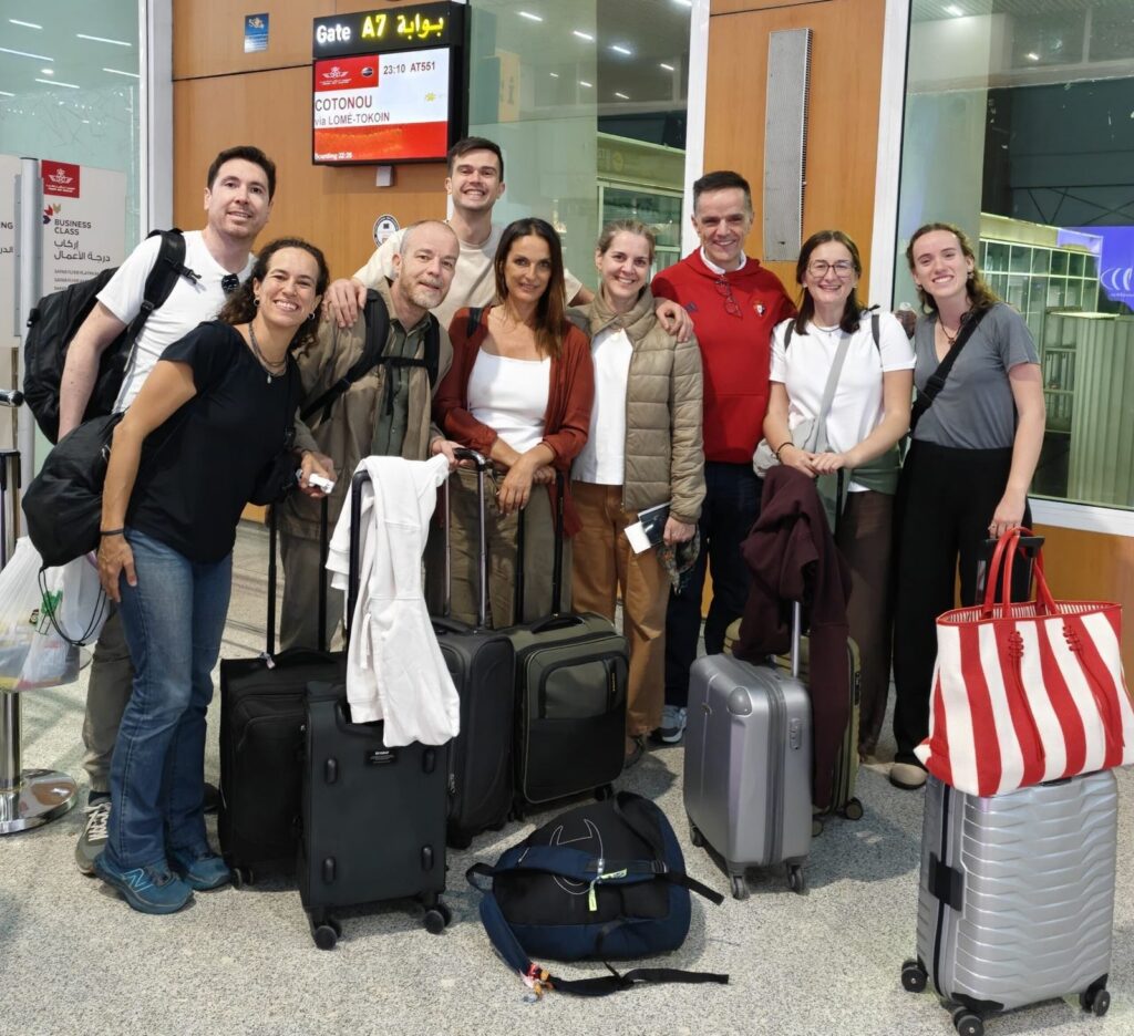 Equipo de viaje con las maletas que llevaron 13 incubadoras a Togo