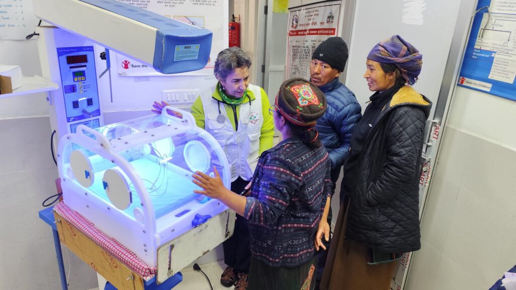 Profesionales sanitarios junto a una incubadora IncuNest encendida en un hospital